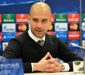 Pep Guardiola bei einer Champions-League-Pressekonferenz im Jahr 2015 (Bogdan Zajaz, „Pep Guardiola as a coach of Bayern Munich 2015“, CC BY-SA 3.0, https://commons.wikimedia.org/wiki/File:Pep_Guardiola_2015.jpg)