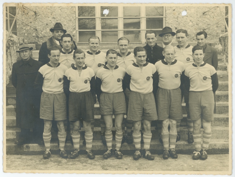 Mannschaftsfoto des FC Bayern von 1944, Sauter befindet sich ganz hinten links (Copyright: Privatarchiv)