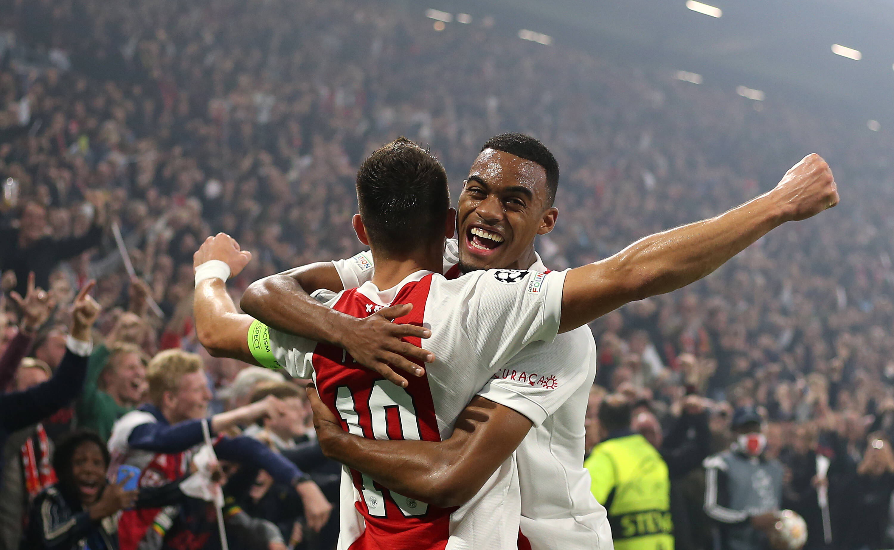 Dusan Tadic und Ryan Gravenberch feiern das Tor zum Tor zum 1:0. (Foto: imago images)