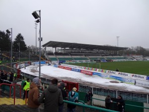 Im Vordergrund die baufällige Ostkurve, wo die „Deviants“ stehen. Im Hintergrund die neue Haupttribüne des Preußenstadions. Quelle: Groundhopping Merseburg, „Preußen Münster v Dynamo Dresden / Finally inside“, CC BY-NC 2.0, https://www.flickr.com/photos/fchmksfkcb/16241105707/